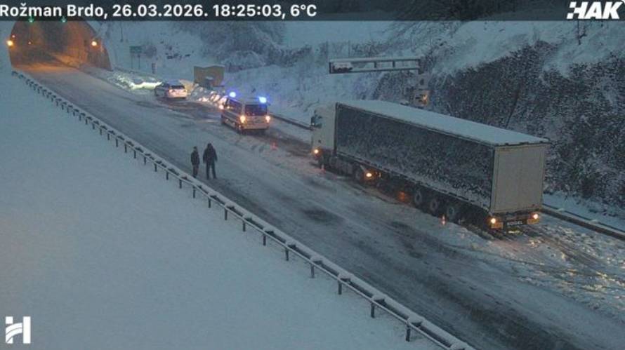 VIDEO Kaotične scene s A1, cijelu autocestu zatrpao je snijeg! Na A6 ralica micala kamion sa ceste