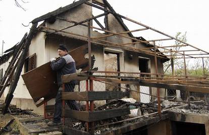 Voćaru do temelja izgorila kuća dok je bio u Zagrebu