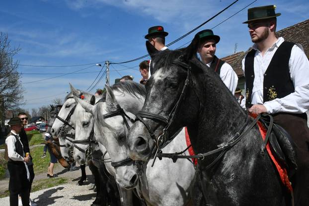 U Velikoj Kopanici održana manifestacija Uskrsno jahanje 