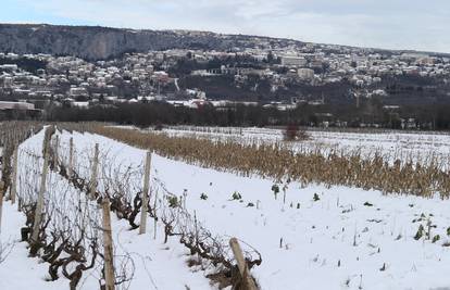 Imotski i okolica se 'zabijelili': Snijeg im je padao cijelu noć...