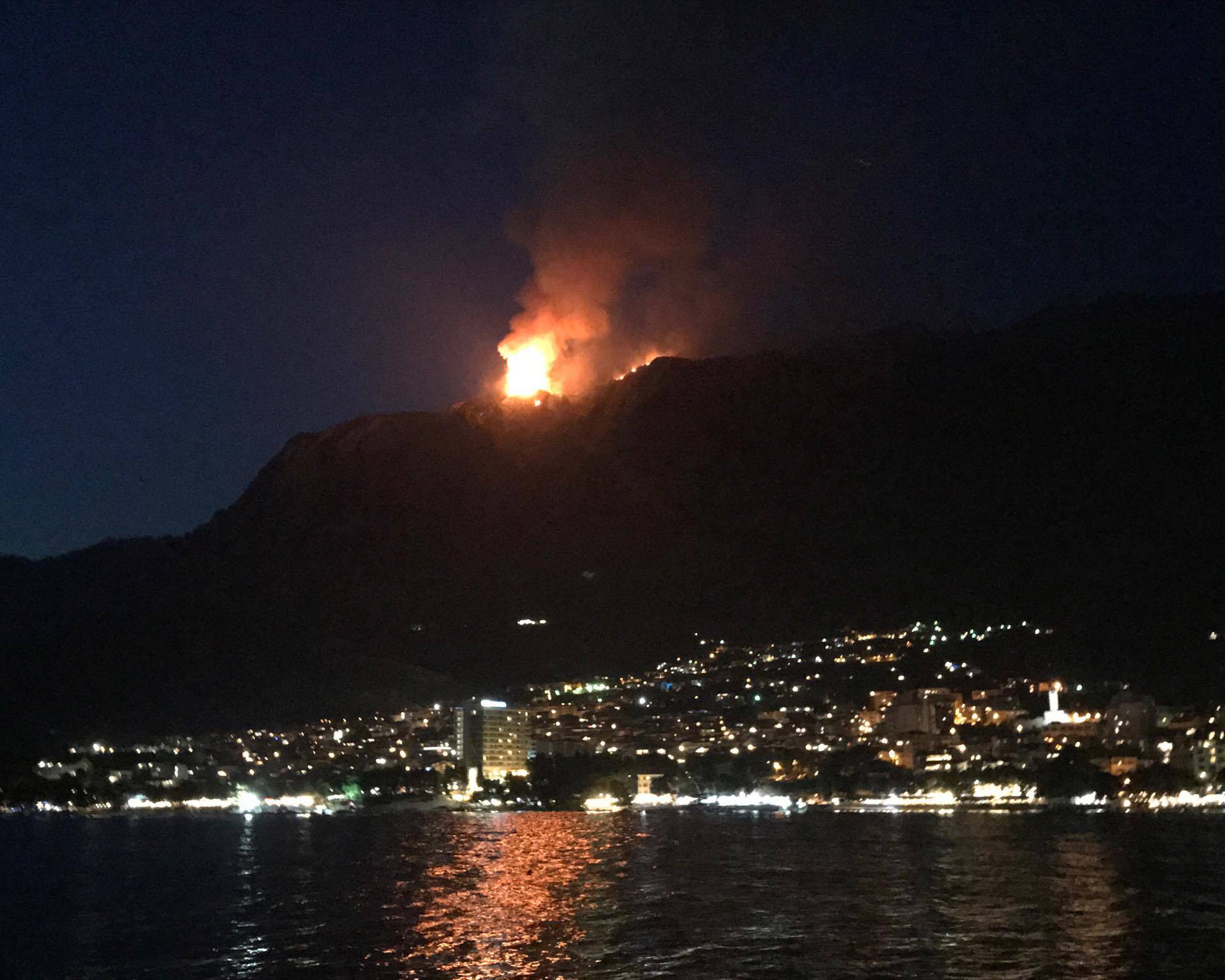 Kod Knina buknuo novi požar: Vatra guta šumu na Biokovu