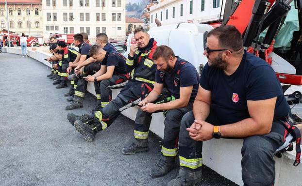 Vatrogasci cijelu noć gasili požar kod Omiša
