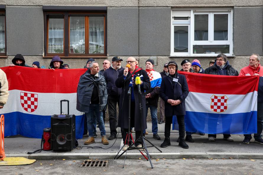 Prosvjednici  su stigli pred stan Tomislava Tomaševića i najavili  da će pjevati Thompsonove pjesme 