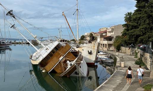 FOTO Drama u Dugom Ratu: Turistički brod naglo počeo tonuti, ljudi su skakali u more!