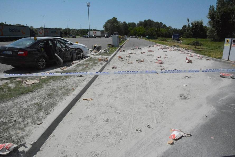 Kamion naletio na grupu ljudi na autocesti izmeÄu Novske i OkuÄana, dvije osobe poginule