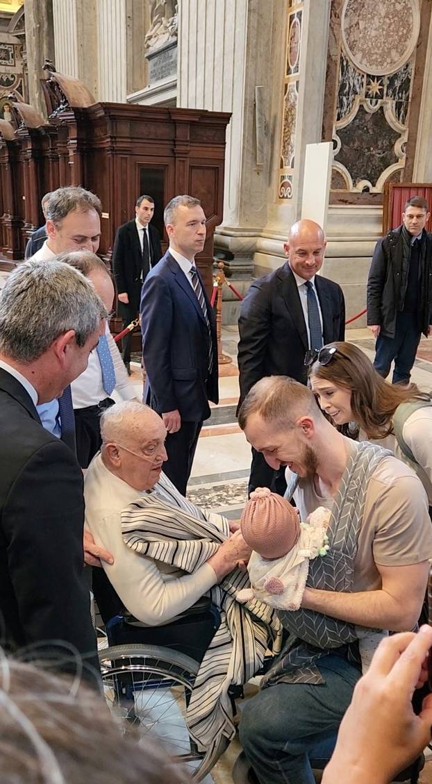 Pope Francis makes surprise visit to St. Peter's Basilica