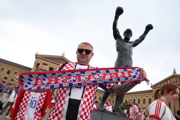 SP 2026 Philadelphia: Navijači Hrvatske fotografiraju se uz spomenik Rockyju