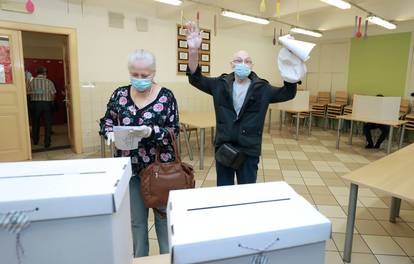 Većina građana je savjesna, na glasanje nose  maske i rukavice