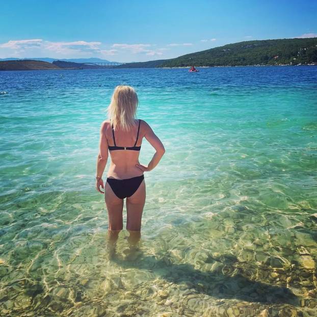 FOTO Koja linija! Uršula Tolj se brčkala u bazenu pa pokazala besprijekornu figuru u bikiniju