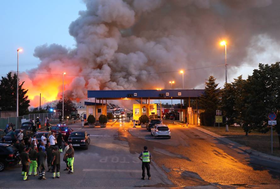 Vatra ugašena, ali dimi se: Ovo je strašno, ne možemo disati...