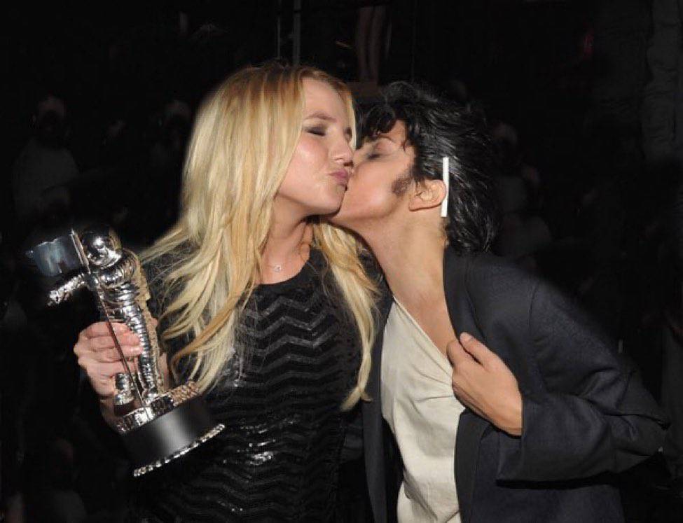 GaGa objavila fotku na kojoj prerušena u muškarca ljubi Britney: 'Oduvijek te volim!'