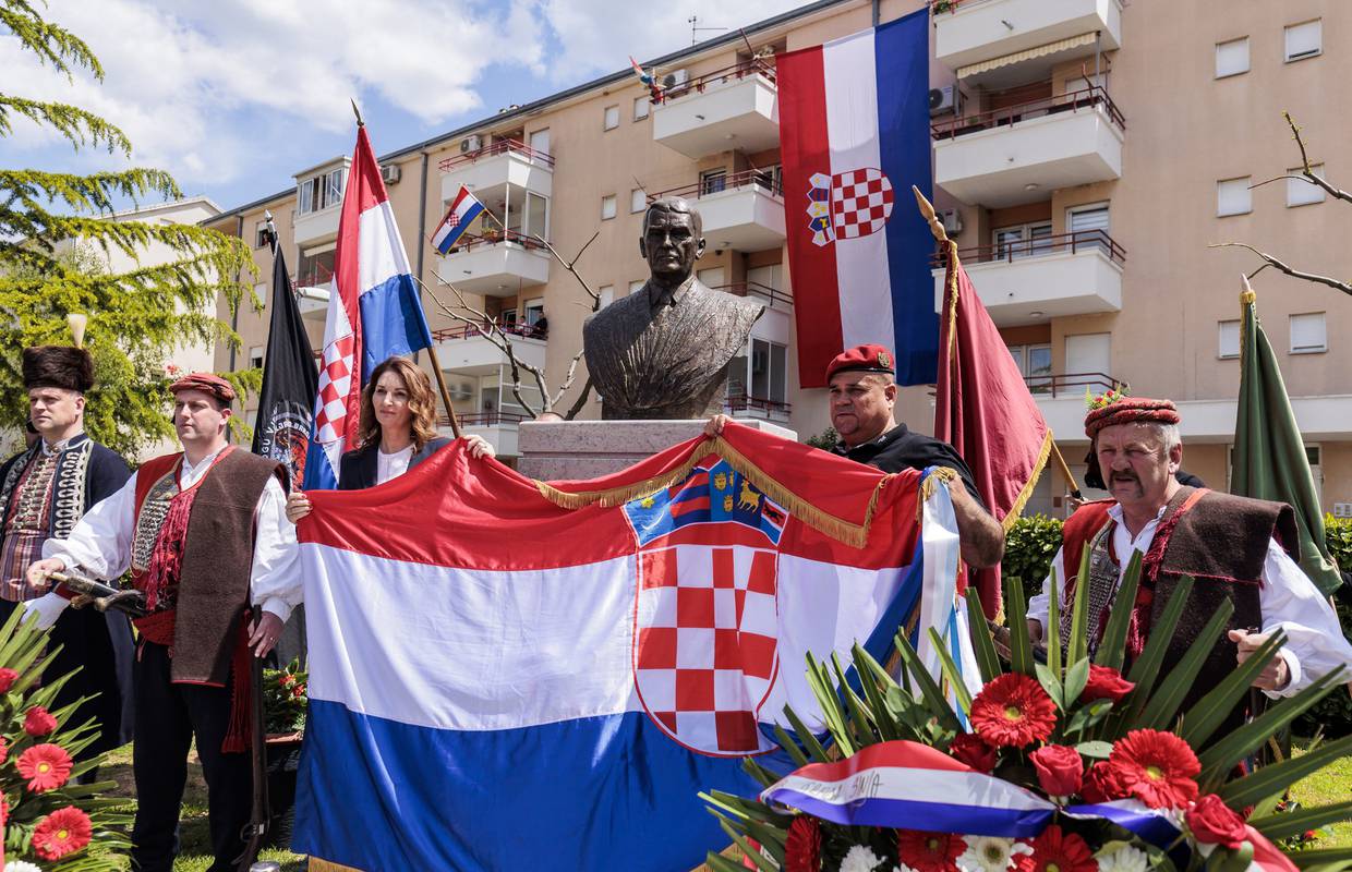 U Sinju su predstavili spomenik Gojka Šuška: 'Zaslužio je da bista bude postavljena na trgu'