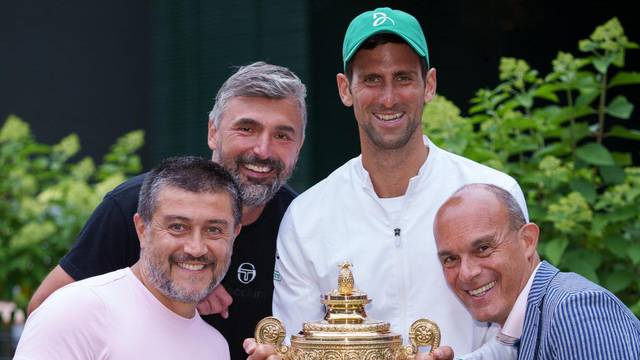 London: Goran Ivaniševi? pozirao je s Novakom ?okovi?em nakon osvajanja Wimbledona