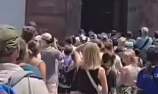 VIDEO Tisu&cacute;e ljudi ispred crkve &ccaron;eka Ronaldovo vjen&ccaron;anje, ali par nije tu. Evo &scaron;to ka&zcaron;e sestra