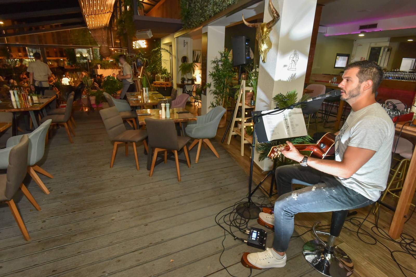 Zadar: Boris Rogoznica svirao je na terasi restorana Butler