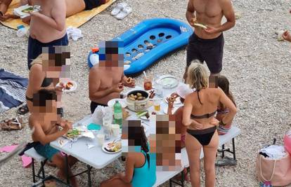 Na plaži u Baškoj Vodi turisti postavili stol i stolice pa ručali: 'Valjalo bi platiti koncesiju'