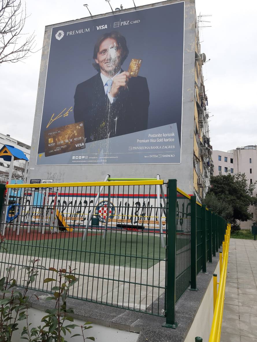 Zasuli plakat Modrića kantom boje, stradalo i dječje igralište