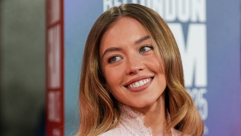 Zanosna Sydney Sweeney u haljini koja joj naglašava obline