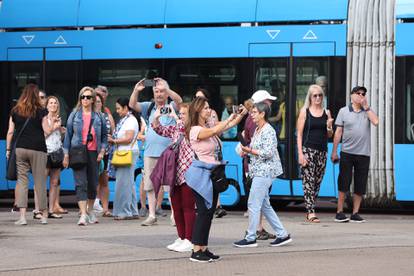 FOTO Zagreb pun turista, ne smetaju im ni paklene vrućine