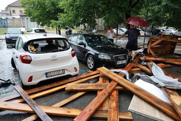 Osijek: Jak vjetar srušio drvenu skelu