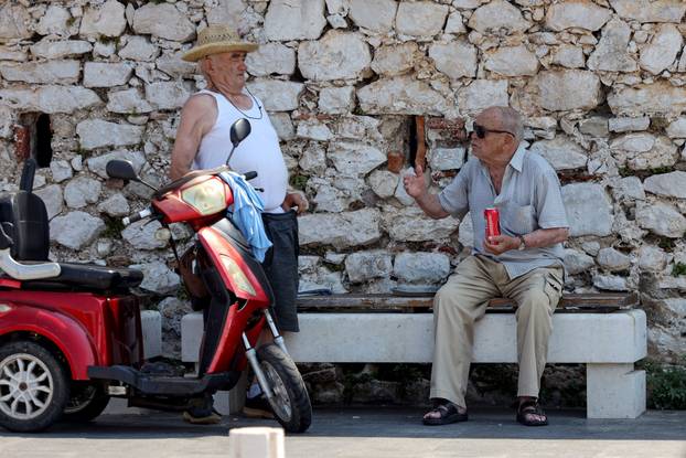 Novalja: Turisti se na razne načine štite od toplinskog vala i temperature koja je u jutarnjim satima dosegnula 32 stupnja Celzijeva