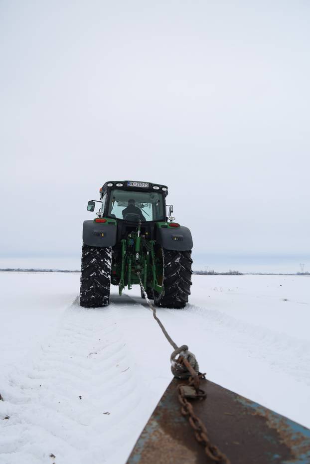 Karadžićevo: Vožnja čamcem po snježnim poljima