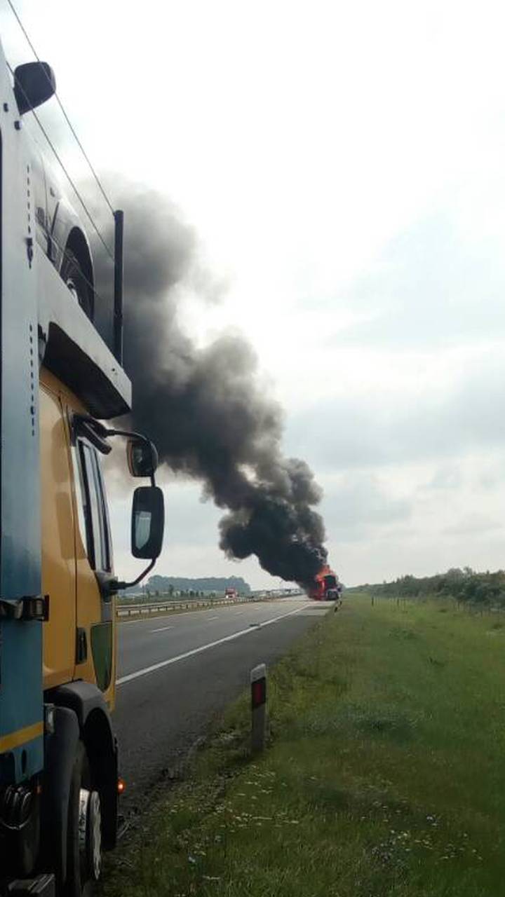 Vatra na autocesti: Planuo je kamion koji prevozi automobile
