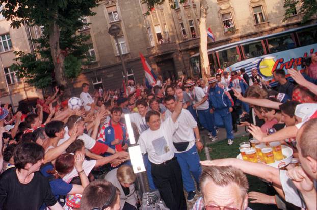 Zagreb: 12.07.1998., do?ek bron?anih nogometaša 