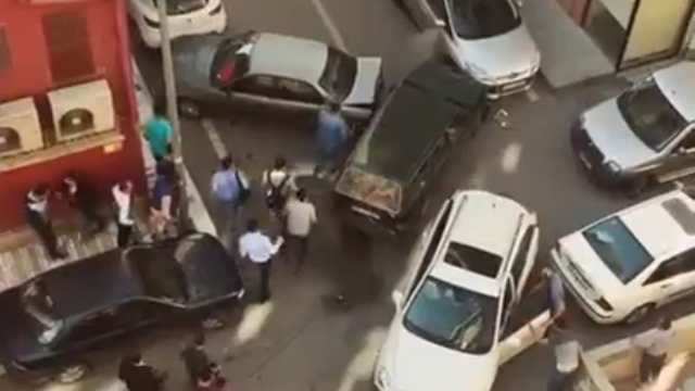 Brzi i žestoki u Turskoj: Ludi je tip porazbijao sve aute u ulici