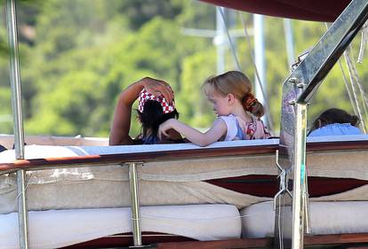 Nakon obilaska NP Krka Lily Allen se s kćerima klackala u parku u Skradinu