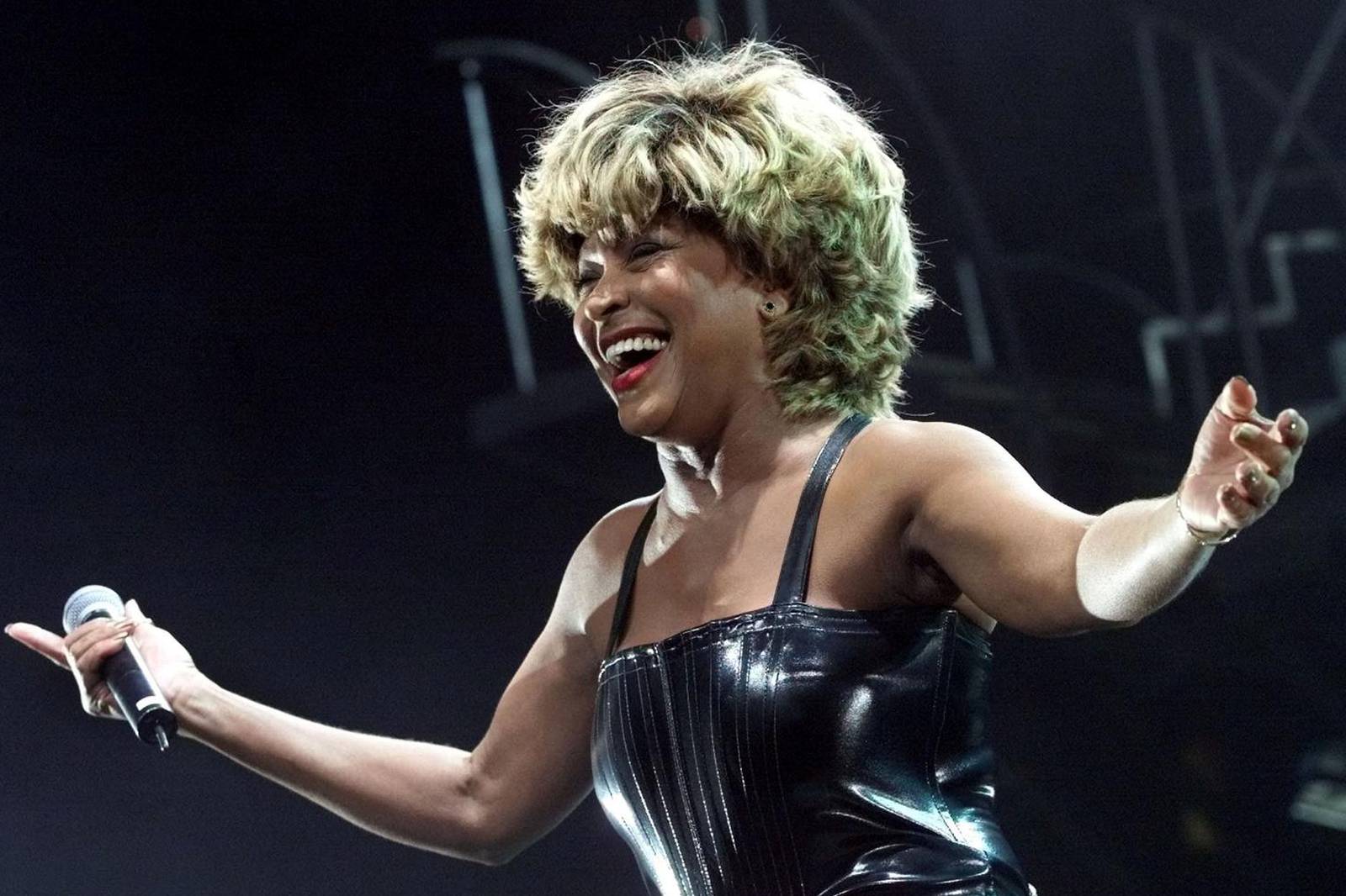 FILE PHOTO: Singer Tina Turner acknowledges applause after performing on the closing night of her "Twenty Four Seven" concert tour, at the Arrowhead Pond arena in Anaheim, California