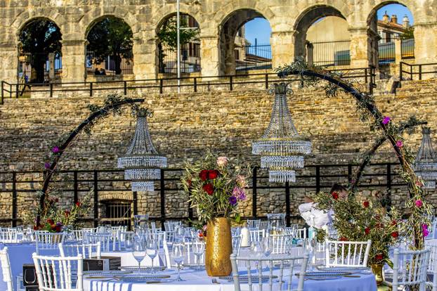 U pulskoj Areni, jednom od najljepših antičkih spomenika, upriličeno je snimanje raskošnog indijskog vjenčanja