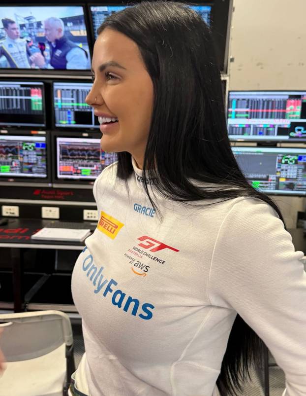 Iz trkaćih automobila prebacila se na OnlyFans i 'diže' milijune