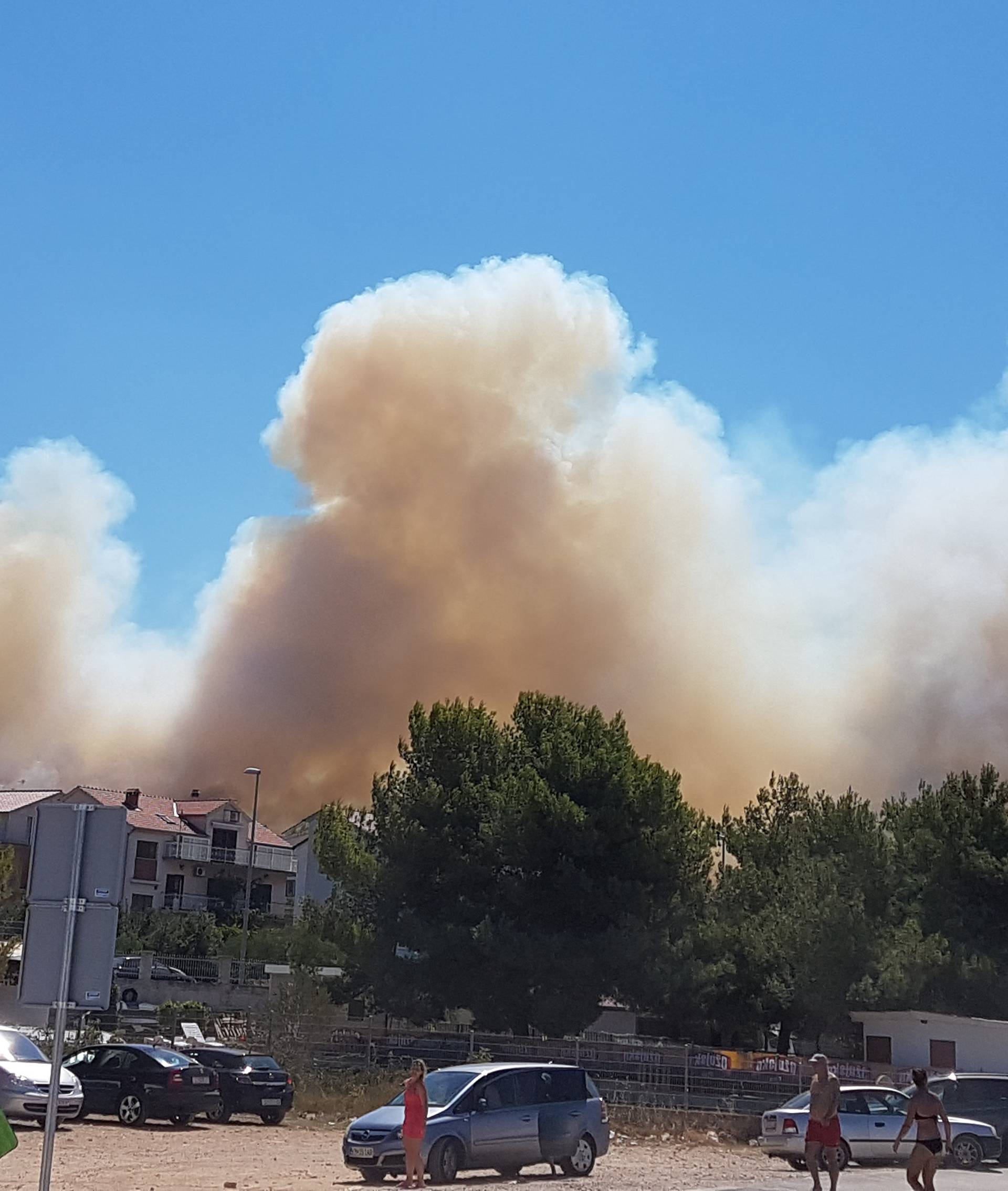 Kod Šibenika spasili kuće, gori kod Šestanovca, na Marjanu...