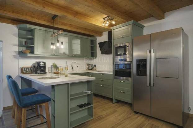 FOTO Ulov i pol: Kamena kuća u Tribunju nalazi se tik do mora, a vrijedi manje od 'milje'!?!