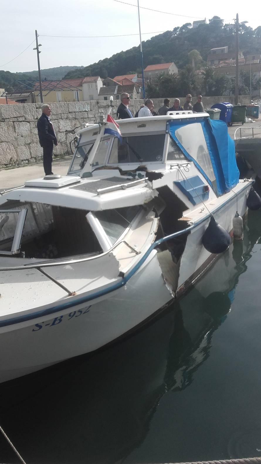 Izgubili kontrolu nad jedrilicom i zdrobili brod koji je bio u luci