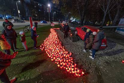 Osijek: Kod crvenog fiće zapaljene svijeće u sjećanje na Vukovar