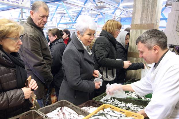 ARHIVA 2013.  - Jadranka Kosor kupovala ribu kod oca Joška Gvardiola u ribarnici na Dolcu