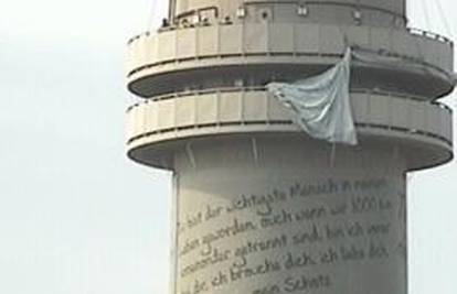 Na 150-metarskom tornju postavili ljubavne poruke