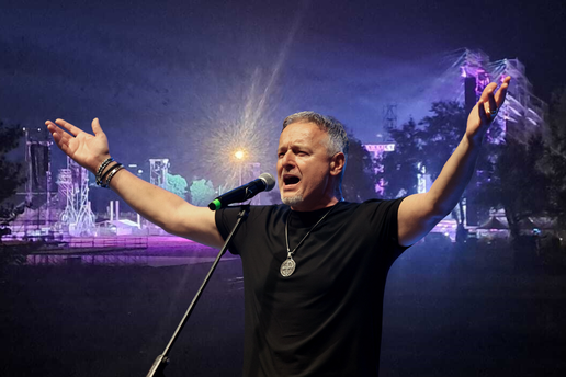 Fanovi se zagrijavaju od zore uz nešto kratko. Thompsonovi hitovi se ore cijelim gradom