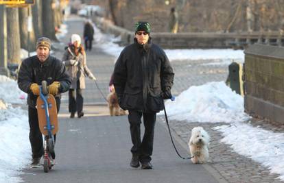 Michael Douglas nasmiješen je šetao psa ulicama New Yorka