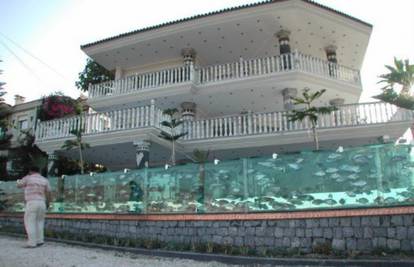 Umjesto ograde ima 50 metara dug akvarij pun riba