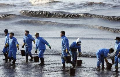 Više tisuća ljudi čisti naftu na obalama Južne Koreje
