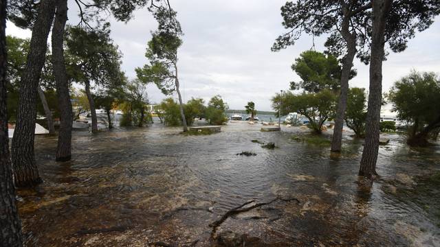 Šibenik: Jako jugo i plima poplavili Jadriju 