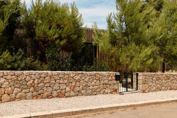 FOTO Prekrasna vila na Hvaru dobila je nagradu za dizajn - neprimjetno uranja u okoliš