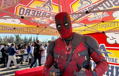 'Deadpool' donio vreću punu igračaka za djecu koja su ostala bez domova  u Los Angelesu