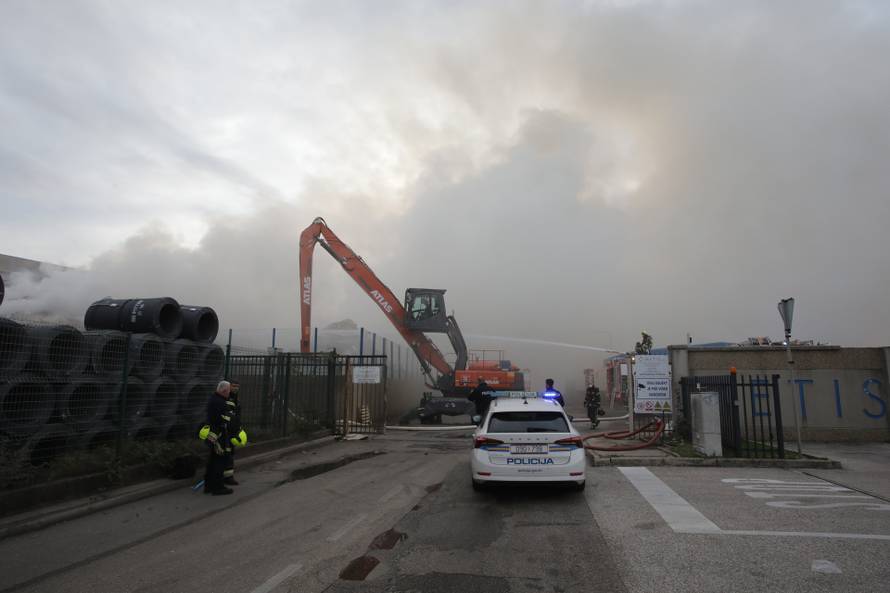 Rijeka: Izbio požar u skladištu Metisa na Kukuljanovu