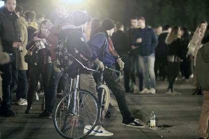 Zagreb: Plato ispred HNK-a proteklih mjeseci postalo je najpopularnije okupljalište mladih