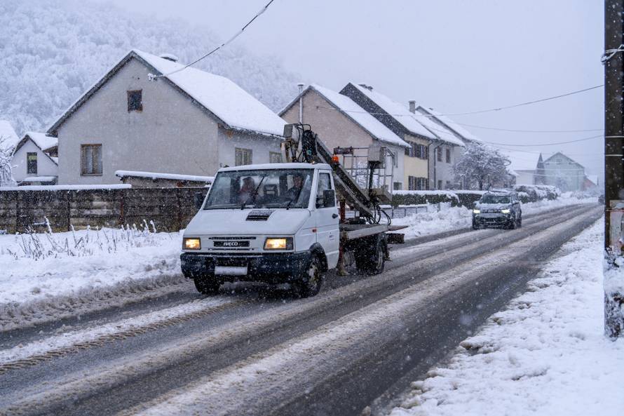 Otočac: Zbog mokrog snijega koji pada dio Like ostao bez struje