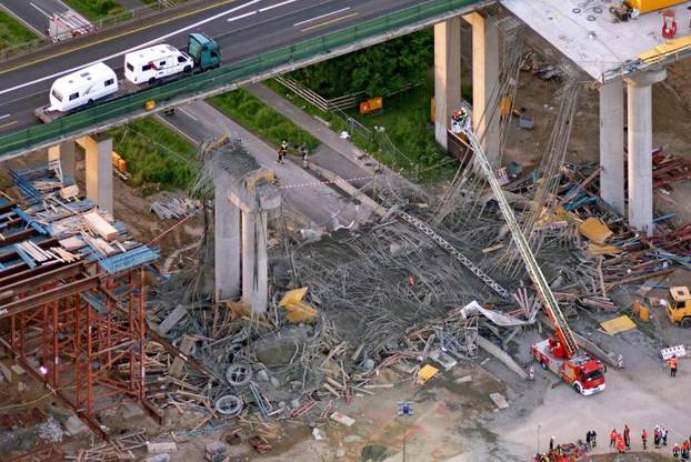 Collapse of newly-built bridge in Schraudenbach